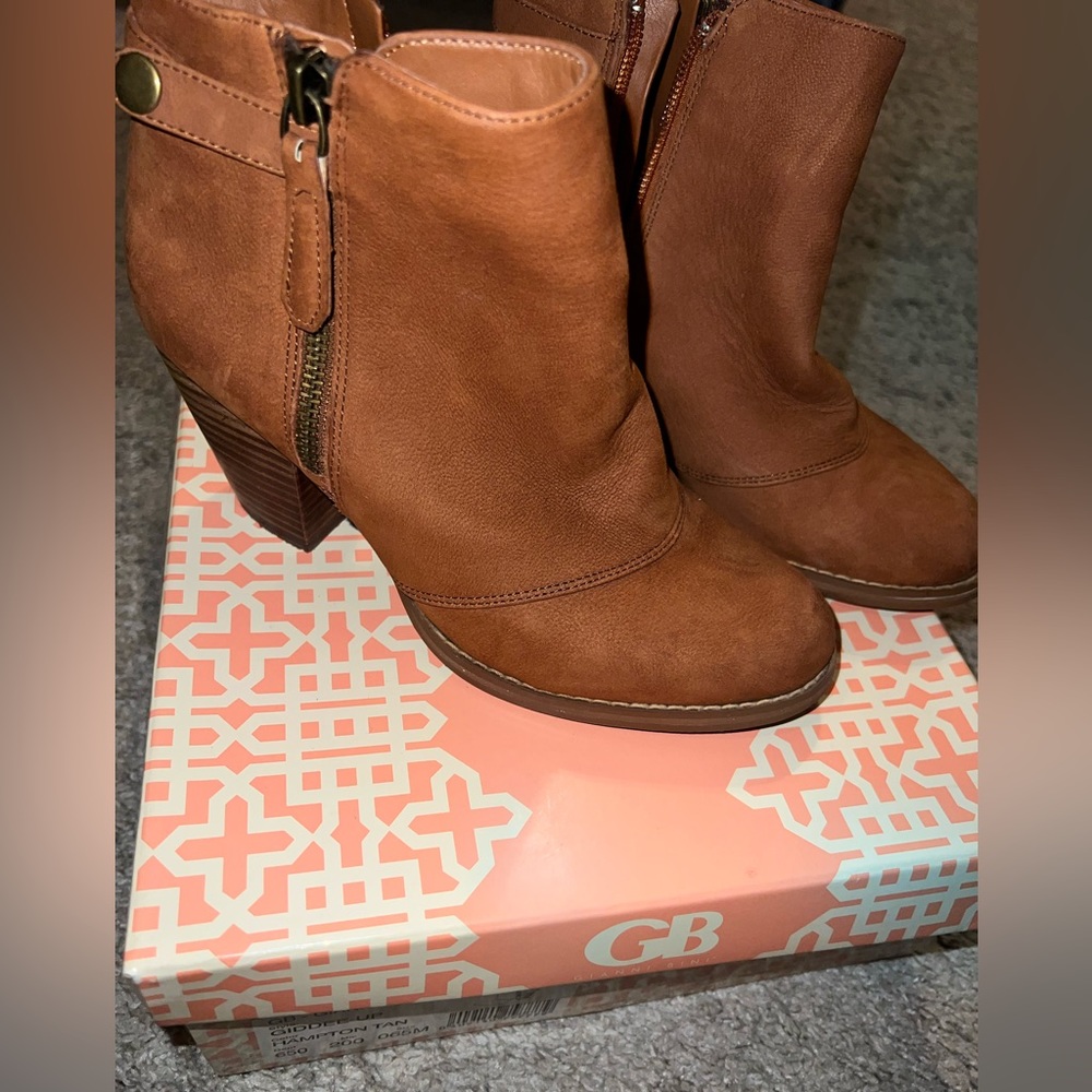 GB- Gianni Bini Giddee-Up Hampton Tan size 65M (6.5)